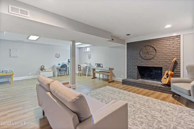 Building Photo - 305 Lake Forest Pkwy