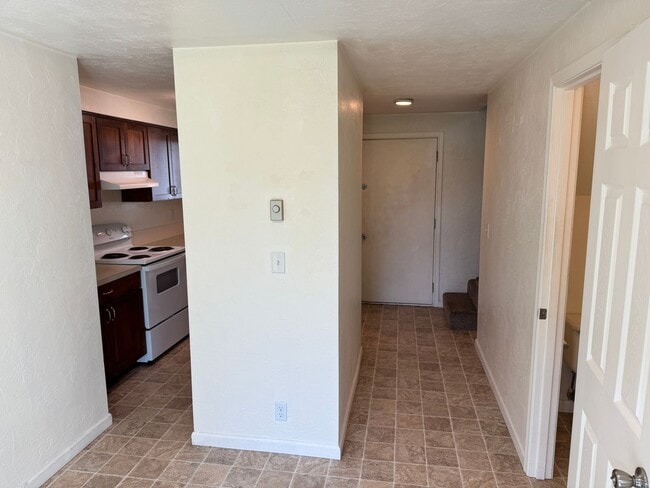 Building Photo - 2 bedroom 1.5 bathroom duplex in Springfield!