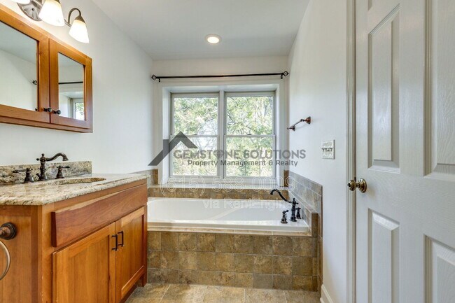 Building Photo - 502 32nd Ave S