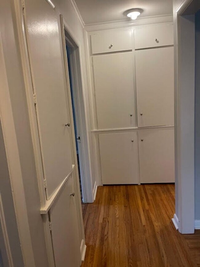 Building Photo - Well Maintained Mid Town Bungalow!