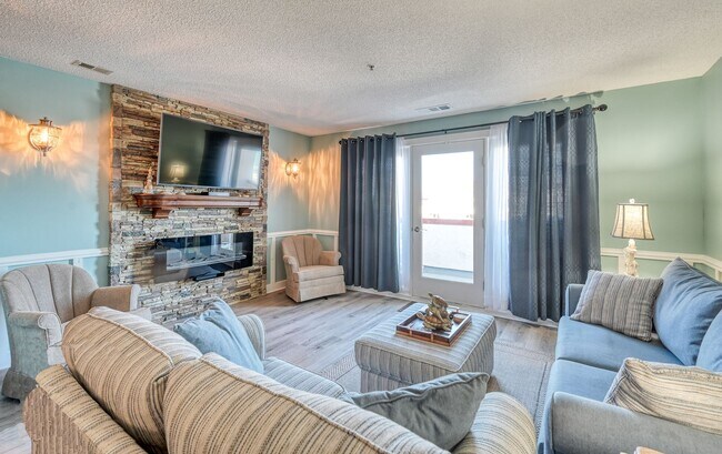 Building Photo - PRICE JUST REDUCED! FURNISHED OFF-SEASON MONTHLY RENTAL AVAILABLE NOW