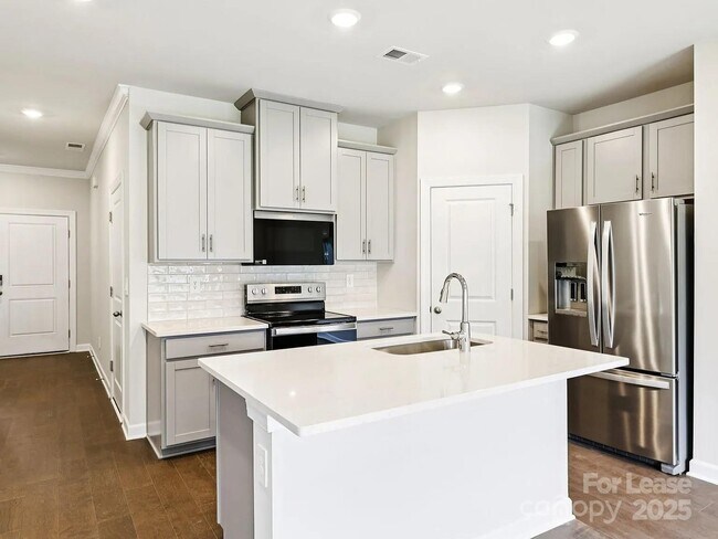 Building Photo - 6122 Starview Ter