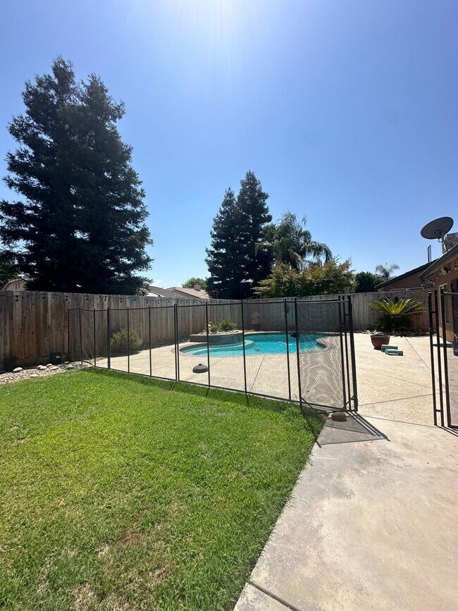 Building Photo - Cozy home in well established neighborhood...