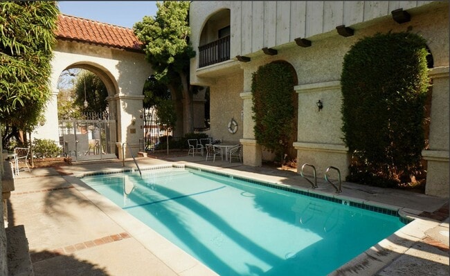 Building Photo - Amazing Spacious 2 Bedroom Condo in the He...
