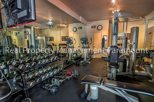 Building Photo - Spacious Condo with Relaxing Pool Views