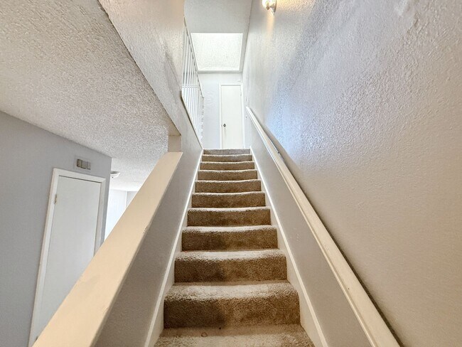 Building Photo - Charming 2-Bedroom Brick Home with Spaciou...