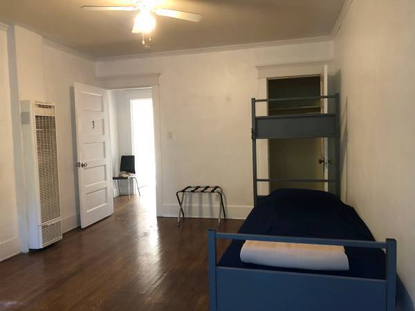 Building Photo - 1132 S Hoover St