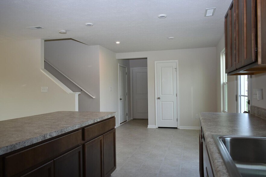 Building Photo - 9755 Oakgrove Dr