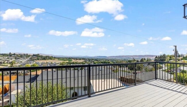 Building Photo - West Valley Stunning Duplex