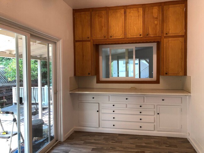 Building Photo - Enjoy The River Breeze On The Front Porch