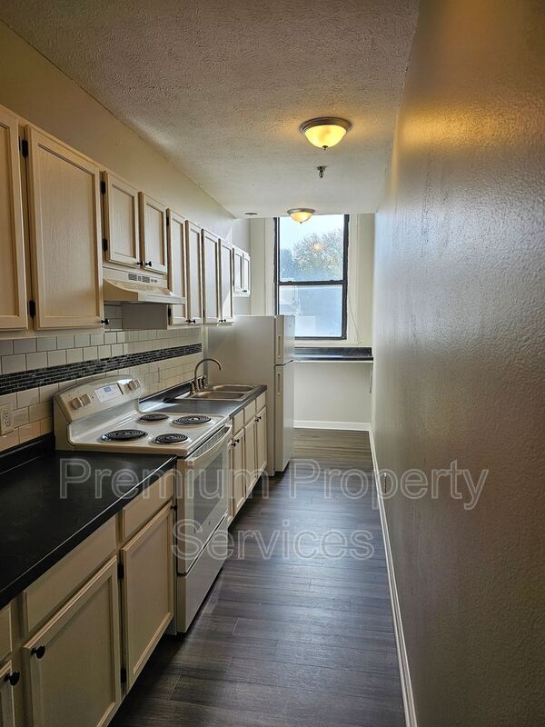 Building Photo - 2208 8th St