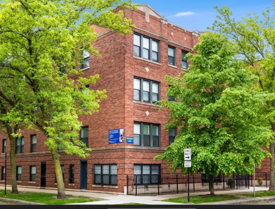 Building Photo - 2211 W Eastwood Ave