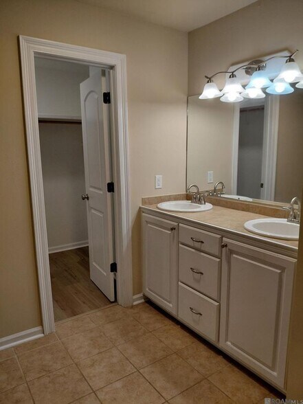 Building Photo - 13176 Brian Park Dr