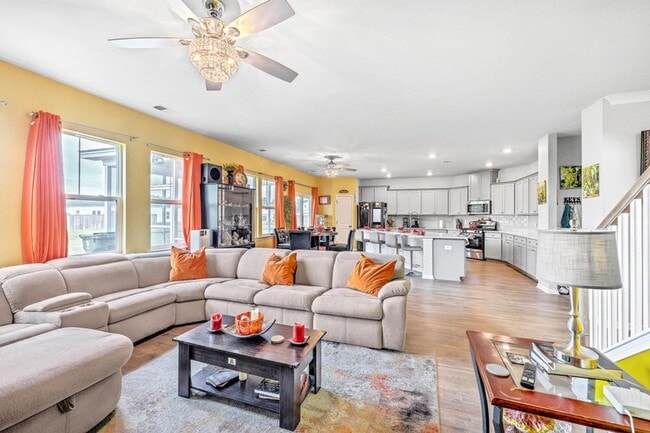 Building Photo - 6 Bedroom, 4.5 Bathroom Home in Cane Bay - Summerville