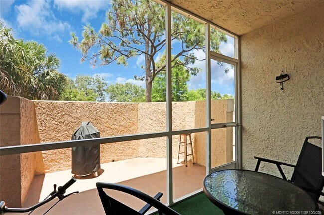 Building Photo - 1504 SE Royal Green Cir