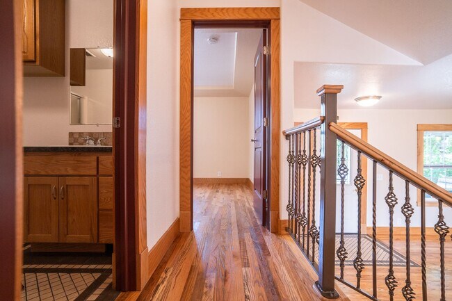 Building Photo - 3-bedroom 2-bath House SW Albany $2,395