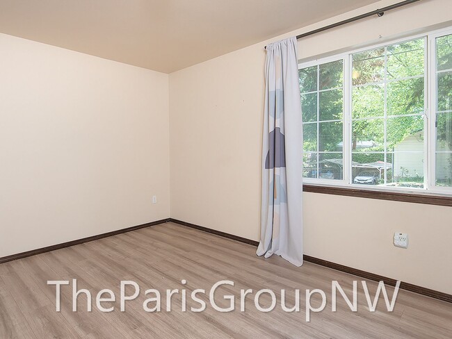 Building Photo - Super 2012 Shoreline Home – Upgrades, Wood Flrs, 3car Grg+++