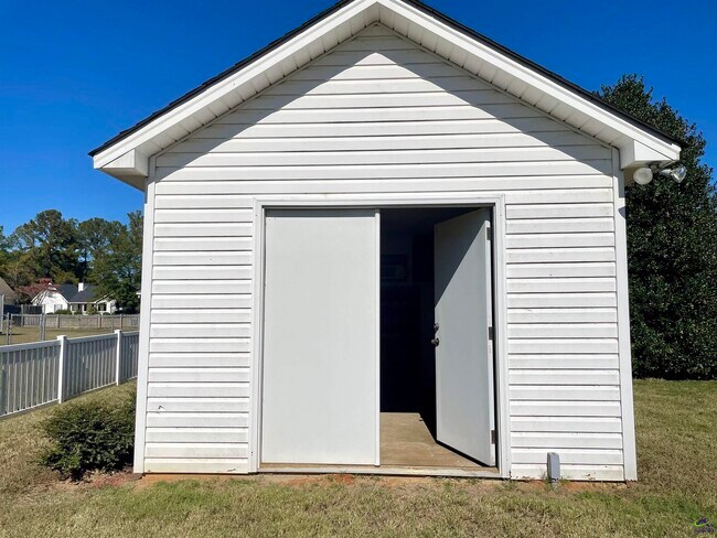 Building Photo - 205 Ellicott Dr