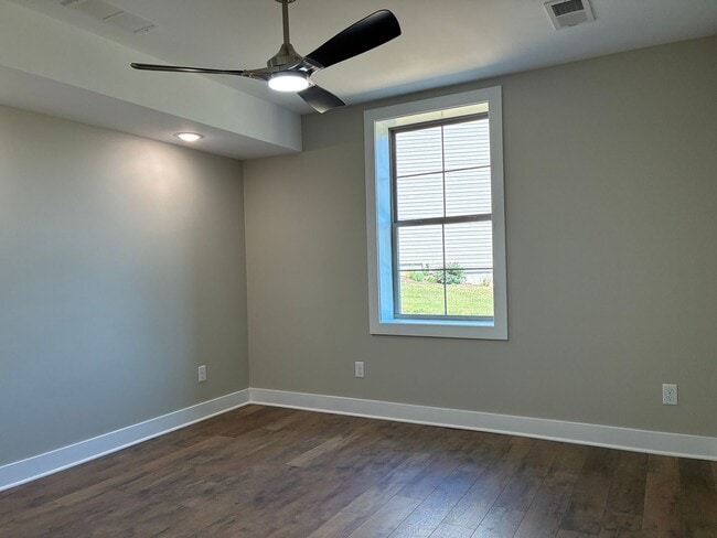 Building Photo - 102 Twin Lakes Dr
