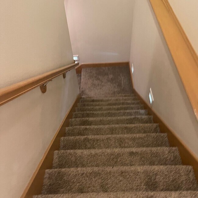 Building Photo - Beautiful 4 bedroom 3 full bathroom home available Now!