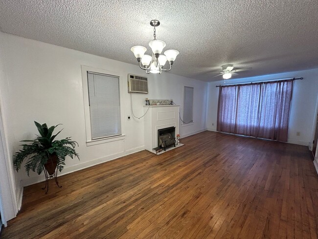 Building Photo - Newly renovated 3 bed/1 bath house for lea...