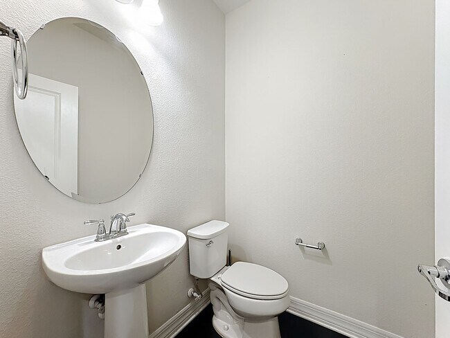 Building Photo - Executive Home with 5 bedrooms / four 1/2 ...