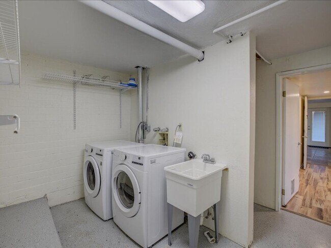 Building Photo - 4 Bedrooms, 3 Bathrooms