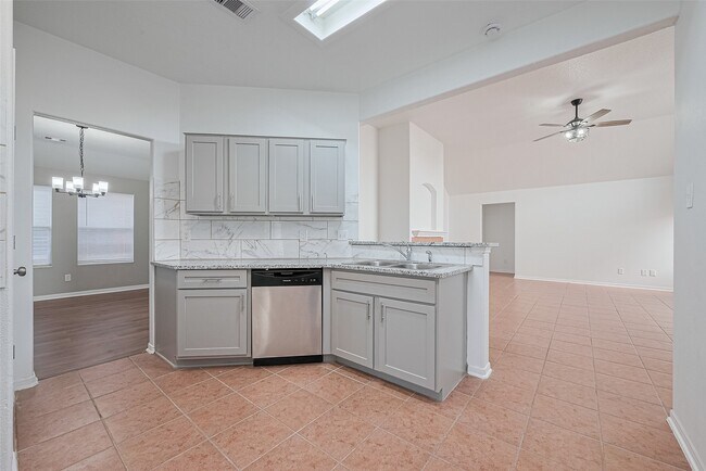 Building Photo - 12230 Hawthorne Hill Cir