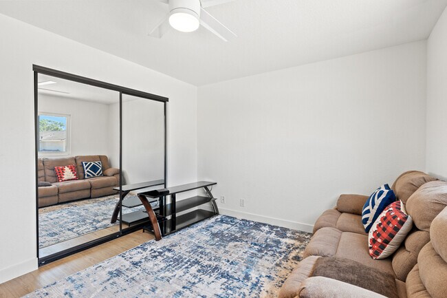 Building Photo - Luxe Spacious Home Near Parks Fully Equipped