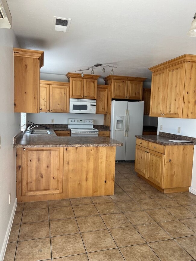 Building Photo - Beautiful 3 bedroom, 2.5 bathroom townhome...