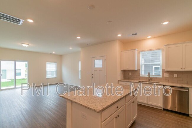 Building Photo - 7139 Bentz St