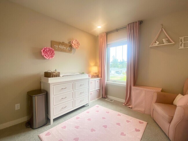 Building Photo - Modern Bonney Lake Home w/ AC  **SHORT TERM LEASE **