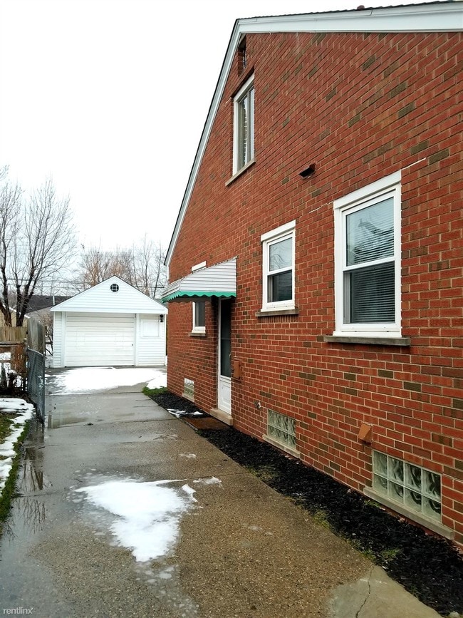 Building Photo - 22755 Courtland Ave