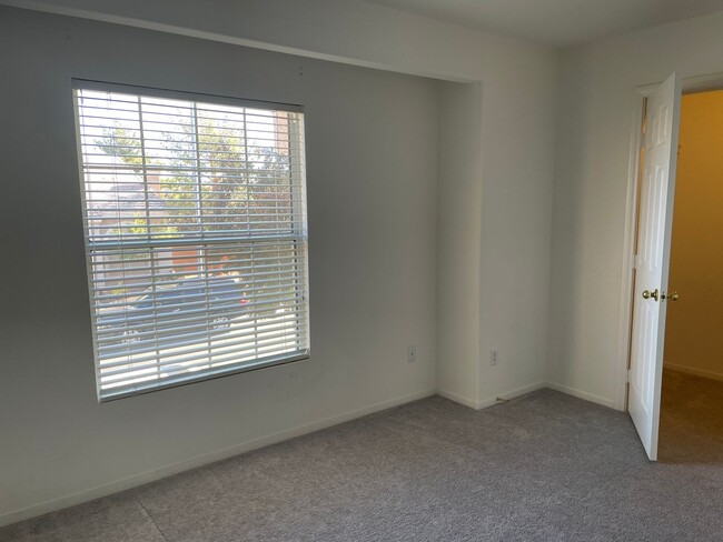 Building Photo - Three Bedroom 2 1/2 bath Townhouse