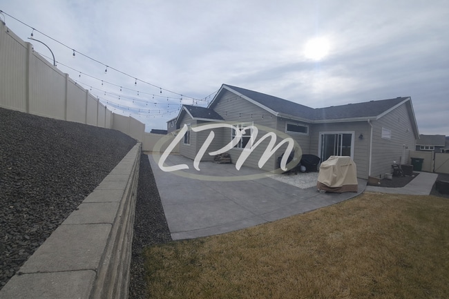 Building Photo - Spacious Open-Concept Single-Level Home