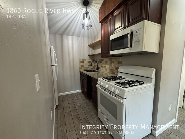 Building Photo - 1860 Rogue River Hwy