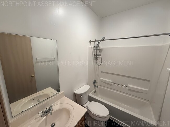 Building Photo - 3 Bed, 2 Bath Townhome SPECIAL!