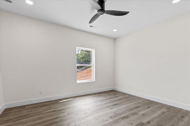 Building Photo - 3900 Lilac Ave