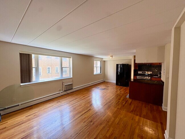 Building Photo - 2115 W Farwell Ave