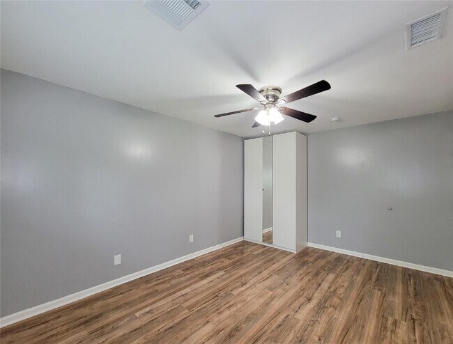 Building Photo - 3 Bed Home for Rent in Westbury 77035 with Large Fenced Yard & Deck