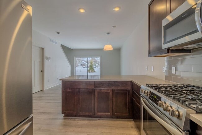 Building Photo - 1502 Simsbury St