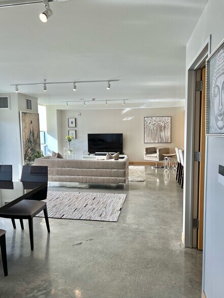 Building Photo - 221 E College St