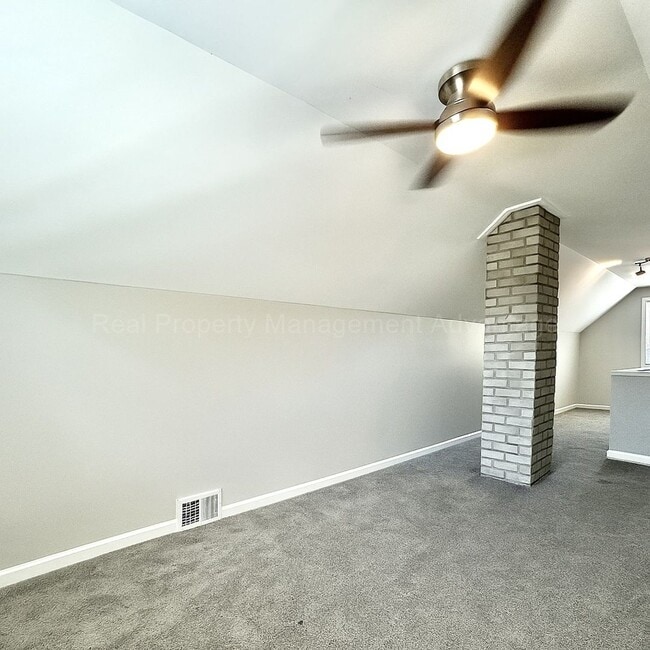 Building Photo - Spacious 4-Bedroom, 2-Bath Home in Clawson – Minutes from Downtown!