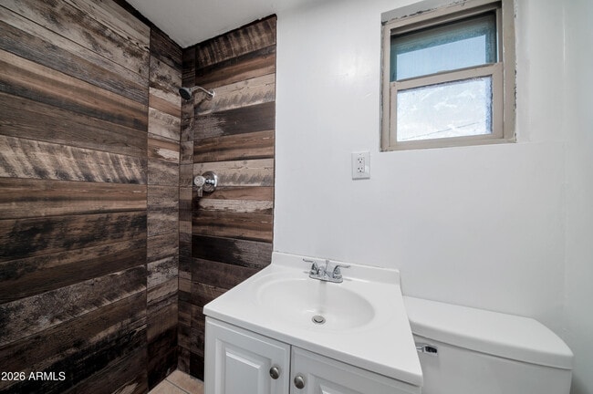 Building Photo - 1108 S 33rd Ave