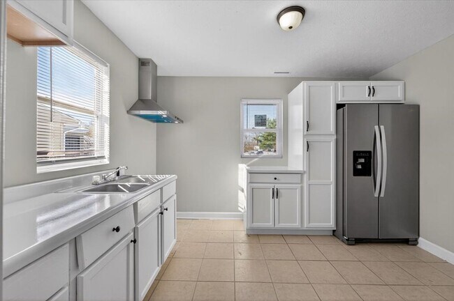 Building Photo - 2216-2216 Norden Ct