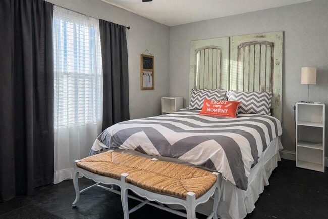 Building Photo - 2450 Ashdale Dr