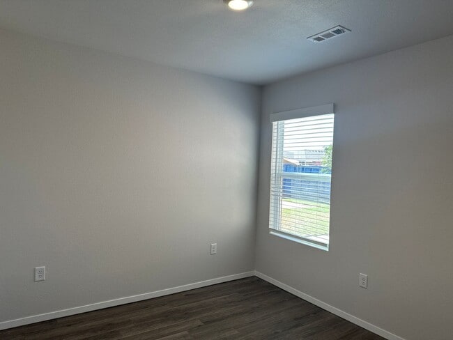 Building Photo - Now Pre-Leasing — Comfortable 3 Bedroom Living in Barberry Court