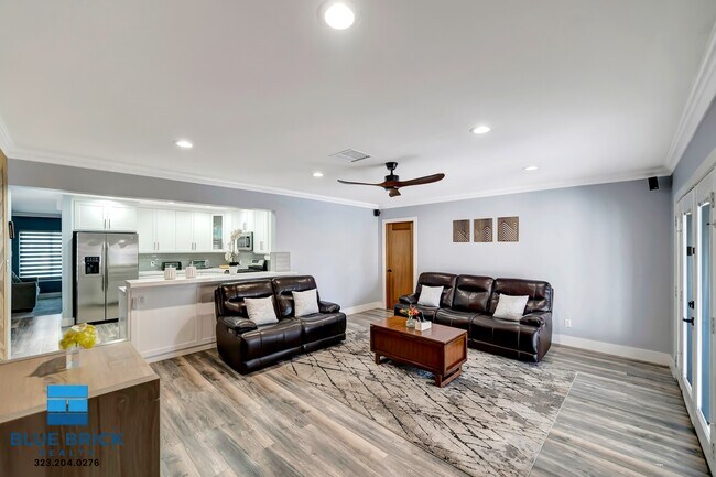 Building Photo - 5839 Vanalden Ave