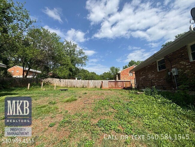 Building Photo - 4706 Casper Dr NE