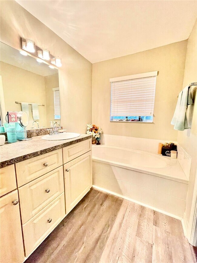 Building Photo - 1359 Avon Ln